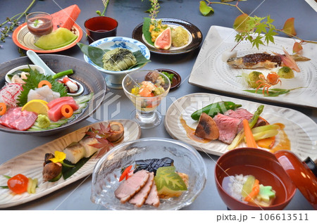 見た目に涼しい演出をした夏の懐石料理のコース 106613511