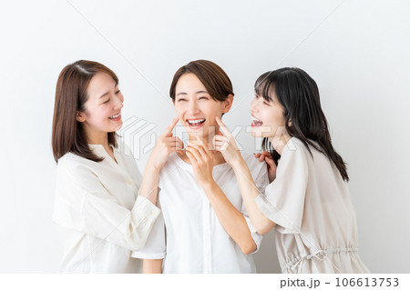 ミドルの女性のビューティ 106613753