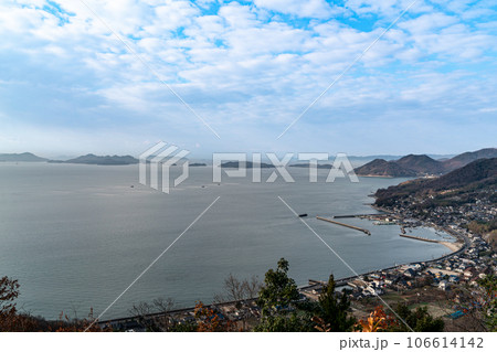 冬の朝の青佐山の中腹からの眺め 大島漁港と笠岡諸島3 岡山県笠岡市 冬の朝の青佐山の中腹からの眺め 大島漁港と笠岡諸島3 岡山県笠岡市 106614142