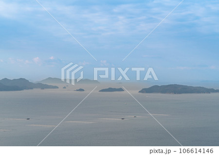 冬の朝の青佐山の中腹からの眺め　海霧と笠岡諸島　岡山県笠岡市 106614146