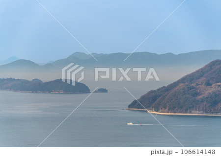 冬の朝の青佐山の中腹からの眺め　海霧に霞む鞆の浦3　岡山県笠岡市 106614148