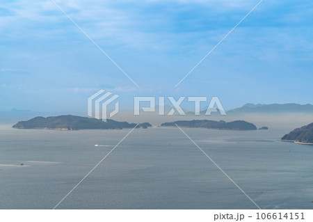 冬の朝の青佐山の中腹からの眺め 海霧に霞む鞆の浦5 岡山県笠岡市 冬の朝の青佐山の中腹からの眺め 海霧に霞む鞆の浦5 岡山県笠岡市 106614151