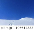 雪山についた青空に向かう道 106614882