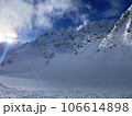 深い冬の唐松沢に差し込む太陽 106614898
