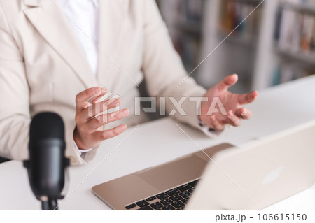 オンライン会議をする女性 106615150