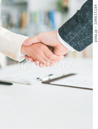 握手する男女：ビジネス 106615184