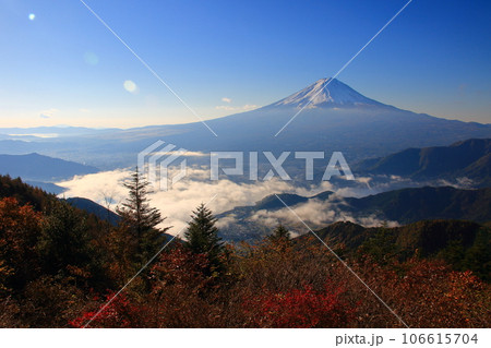 秋の御坂山地から見る富士山と河口湖の雲海 秋の御坂山地から見る富士山と河口湖の雲海 106615704