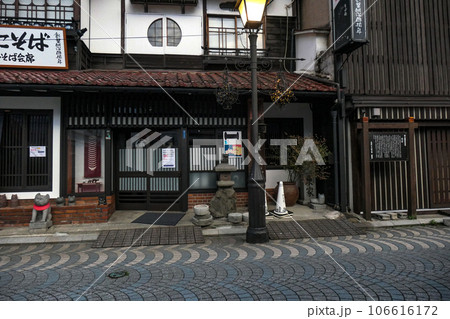 岩手県盛岡市の老舗のある町並み 岩手県盛岡市の老舗のある町並み 106616172
