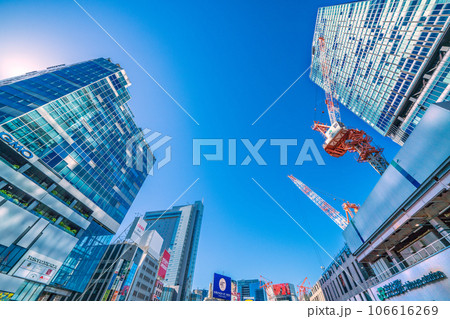 日本の東京都市景観　渋谷駅や渋谷フクラスなどを望む。脱コロナ。新しい時代の幕開け。希望の光 106616269