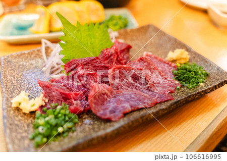 九州の熊本名物の馬刺し 106616995