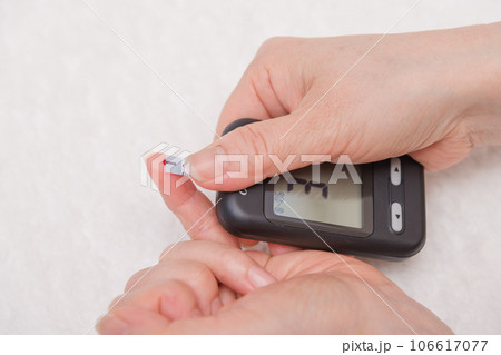 【糖尿病の血糖値測定　血液とセンサー】 106617077