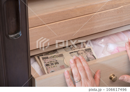 【和たんすに札束を隠す主婦】 106617496