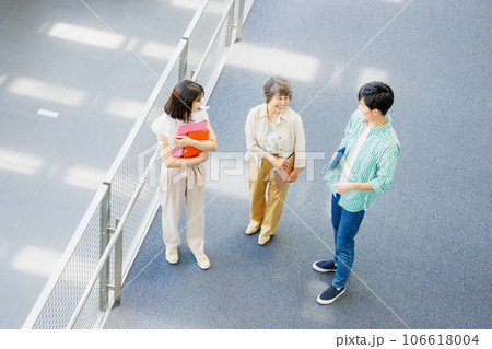 大学生 教授 キャンパスイメージ 大学生 教授 キャンパスイメージ 106618004