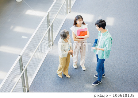 大学生 教授 キャンパスイメージ 大学生 教授 キャンパスイメージ 106618138