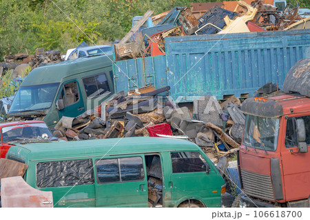 dump of old cars close-up 106618700