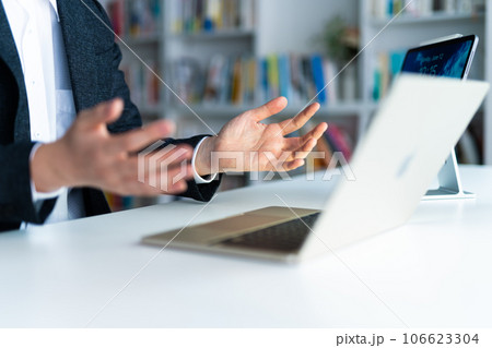 ビデオ会議をする男性 106623304
