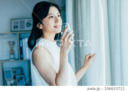 水を飲む女性 水を飲む女性 106623721