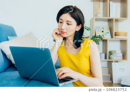 部屋でパソコンを見る女性 部屋でパソコンを見る女性 106623752