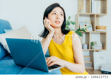 部屋でパソコンを見る女性 部屋でパソコンを見る女性 106623753