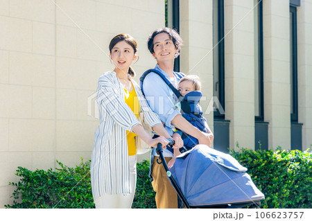 赤ちゃんを連れて歩くミドル夫婦 106623757