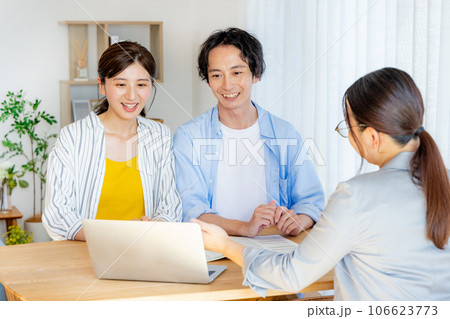 営業マンと若い夫婦 営業マンと若い夫婦 106623773