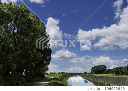 青い空と白い雲、8月みやま市飯江川の夏景色 106623940