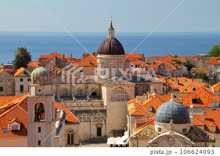 クロアチアの世界文化遺産、アドリア海の真珠ドブロブニク　城壁から望む教会が並ぶ旧市街とアドリア海 106624093