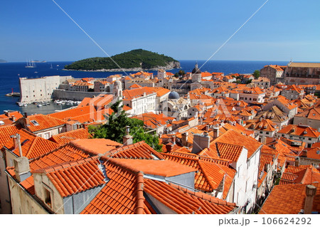 クロアチアの世界文化遺産、アドリア海の真珠ドブロブニク　城壁から望む教会が並ぶ旧市街とアドリア海 106624292