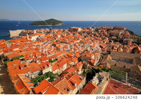 クロアチアの世界文化遺産、アドリア海の真珠ドブロブニク　城壁から望むオレンジの屋根が鮮やかな旧市街 106624298