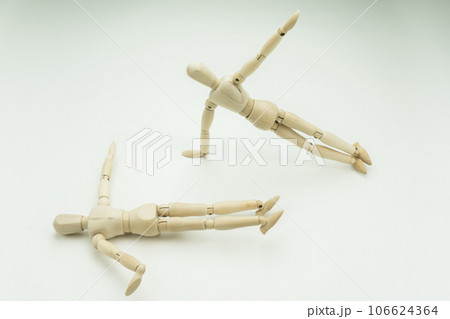 デッサン人形　ヨガの練習で転倒した人 106624364