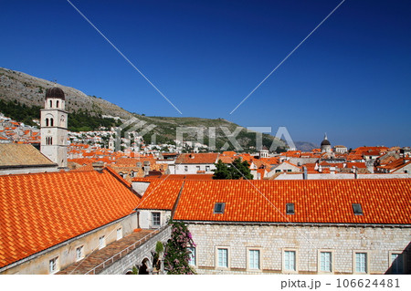 クロアチアの世界文化遺産、アドリア海の真珠ドブロブニク　城壁から望むフランシスコ会修道院尖塔と旧市街 106624481
