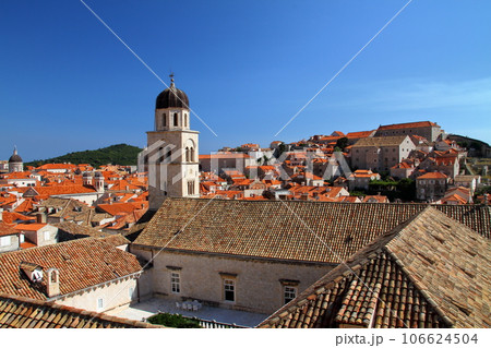 クロアチアの世界文化遺産、アドリア海の真珠ドブロブニク　城壁から望むフランシスコ会修道院尖塔と旧市街 106624504
