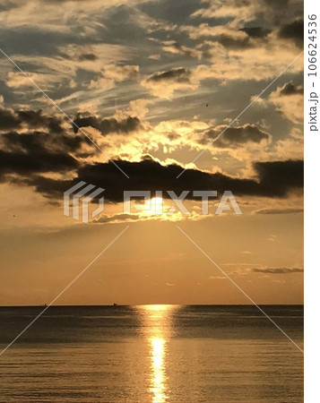 海に沈む夕日 106624536