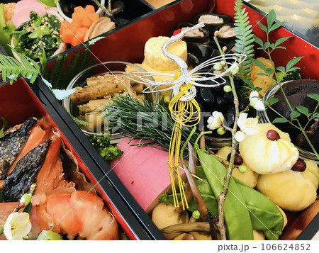 妻の手作り家庭料理、御節料理、おせち、お正月、家庭団欒、帰省、日本での伝統、幸せ家族 106624852