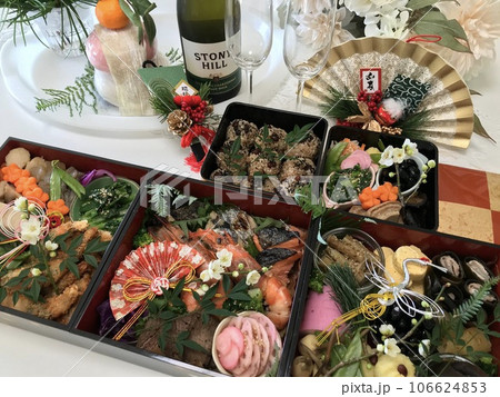 妻の手作り家庭料理、御節料理、おせち、お正月、家庭団欒、帰省、日本での伝統、幸せ家族 106624853