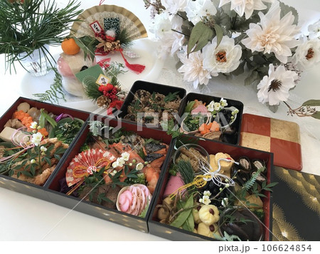 妻の手作り家庭料理、御節料理、おせち、お正月、家庭団欒、帰省、日本での伝統、幸せ家族 106624854