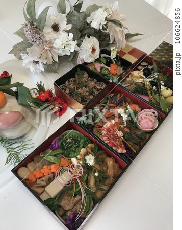 妻の手作り家庭料理、御節料理、おせち、お正月、家庭団欒、帰省、日本での伝統、幸せ家族 106624856