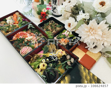 妻の手作り家庭料理、御節料理、おせち、お正月、家庭団欒、帰省、日本での伝統、幸せ家族 106624857