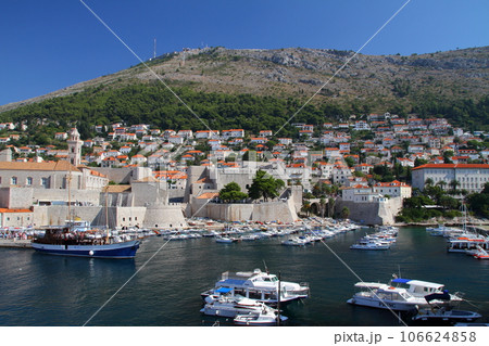 クロアチアの世界文化遺産、アドリア海の真珠ドブロブニク 城壁から望む港と後ろにそびえるスルジ山 クロアチアの世界文化遺産、アドリア海の真珠ドブロブニク 城壁から望む港と後ろにそびえるスルジ山 106624858