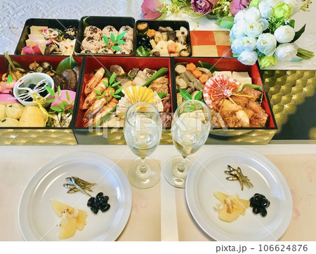 妻の手作り家庭料理、御節料理、おせち、お正月、家庭団欒、帰省、日本での伝統、幸せ家族 妻の手作り家庭料理、御節料理、おせち、お正月、家庭団欒、帰省、日本での伝統、幸せ家族 106624876