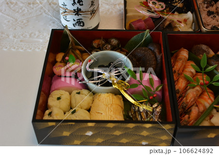 妻の手作り家庭料理、御節料理、おせち、お正月、家庭団欒、帰省、日本での伝統、幸せ家族 106624892