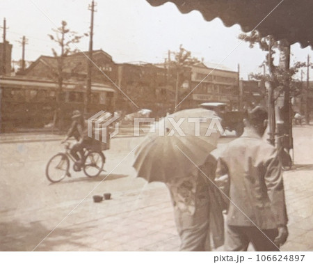 日傘をさして歩く着物の女性 1930年代 東京の街並み 日傘をさして歩く着物の女性 1930年代 東京の街並み 106624897