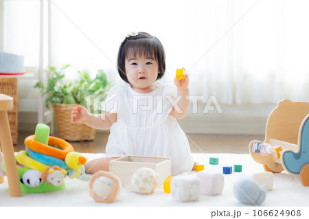ファミリー　積み木で遊ぶ女の子 106624908