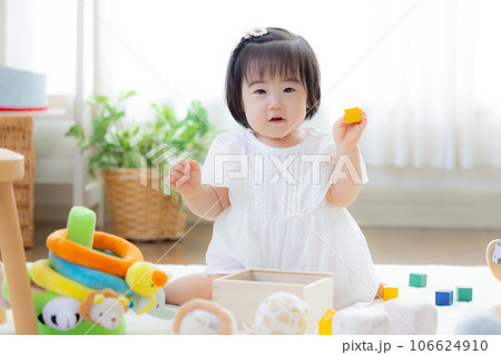 ファミリー 積み木で遊ぶ女の子 ファミリー 積み木で遊ぶ女の子 106624910