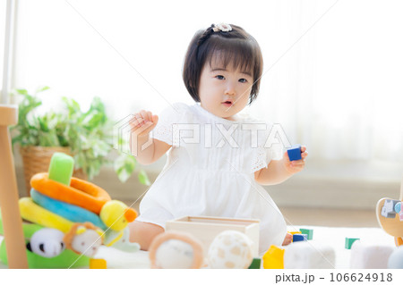 ファミリー　積み木で遊ぶ女の子 106624918