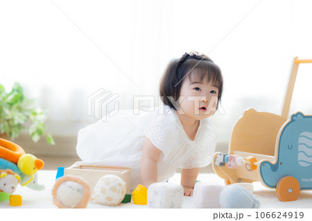ファミリー　積み木で遊ぶ女の子 106624919
