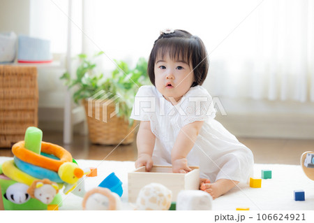 ファミリー　積み木で遊ぶ女の子 106624921
