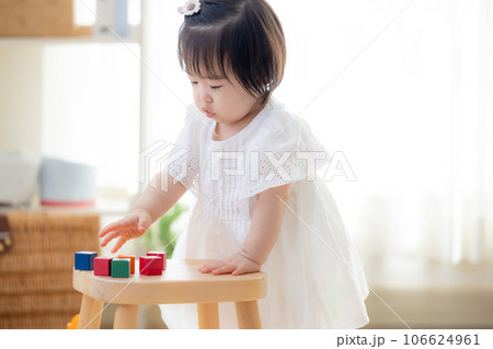 ファミリー 積み木で遊ぶ女の子 ファミリー 積み木で遊ぶ女の子 106624961