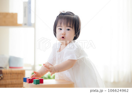 ファミリー 積み木で遊ぶ女の子 ファミリー 積み木で遊ぶ女の子 106624962