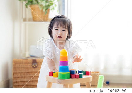 ファミリー　積み木で遊ぶ女の子 106624964